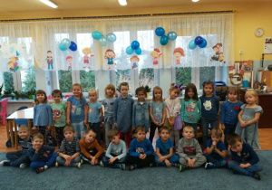 Zdjęcie grupowe – dzieci ubrane na niebiesko.